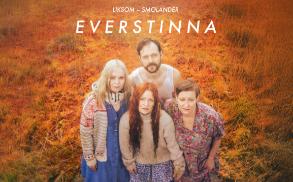 Kolme naista ja mies seisovat suossa. Heidän yläpuolellaan on teksti: 